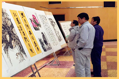 2018年1月，西柏坡發(fā)電公司舉辦第三屆迎新書畫展，員工們以筆墨表情達(dá)意，以書畫靜心舒懷.jpg